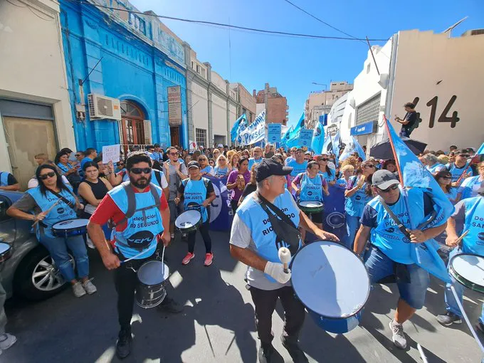 Docentes se movilizan en el marco del paro en rechazo a la oferta salarial de la Provincia
