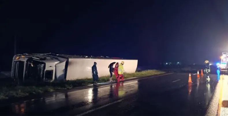 CONCEPCIÓN DEL URUGUAY: Volcó un camión que transportaba pollos en la ruta 14