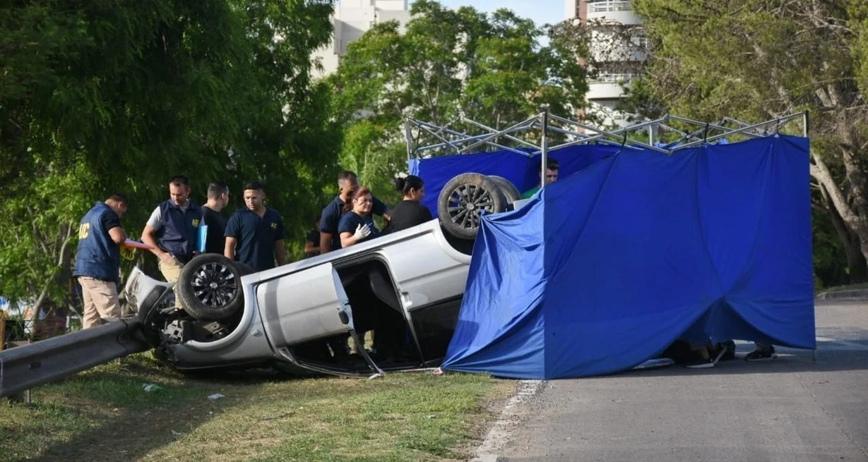 Volcó un auto en la Avenida de la Constitución: un muerto y dos heridos 