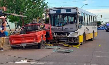Fuerte choque en la Av. Aristóbulo del Valle entre una pick up y un colectivo 