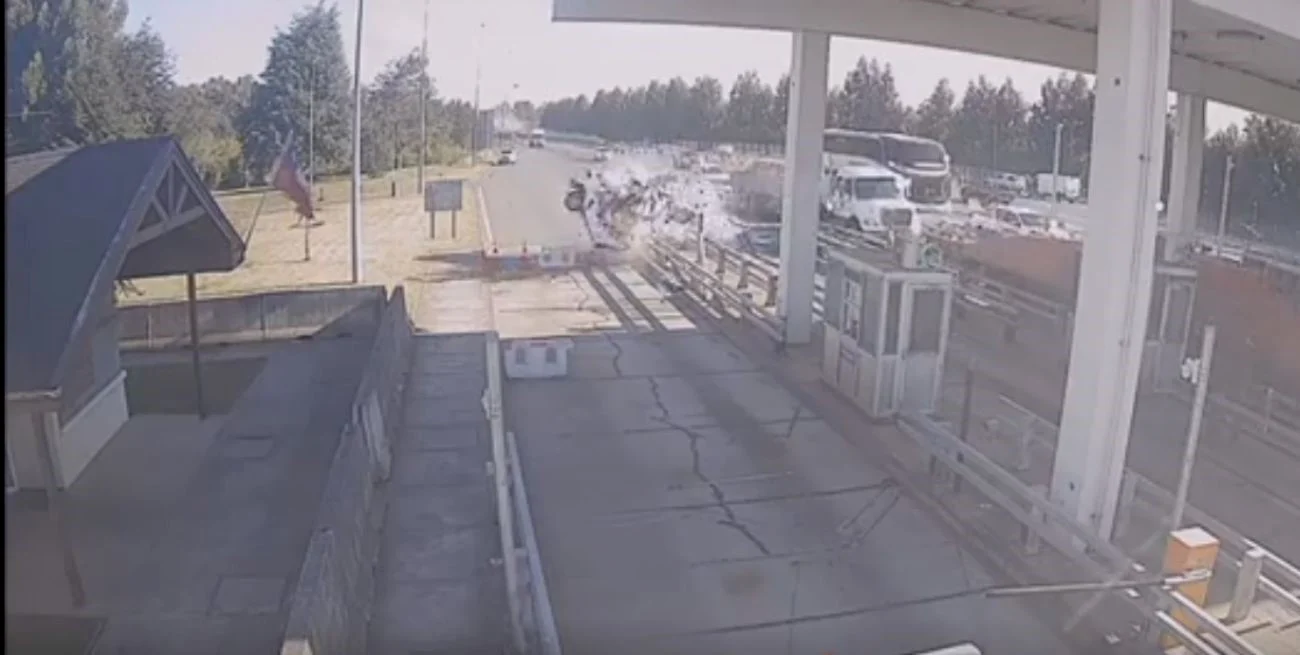 Imágenes sensible: Impactante video: un conductor murió al chocar contra un peaje a 220 kilómetros por hora