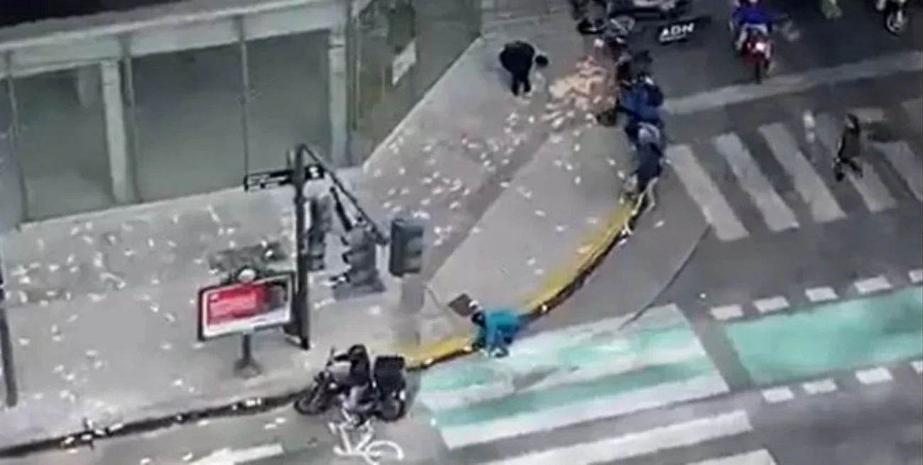 De película: Intentaron robarle 7 millones de pesos, forcejeó y hubo lluvia de billetes