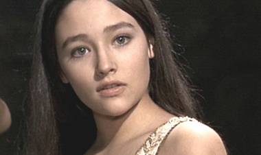 ¿Qué fue de Olivia Hussey, la bella Virgen María de la serie “Jesús de Nazaret”? Así luce hoy