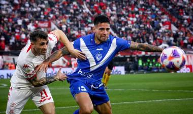 La barrabrava de Velez amenazó y agredió a los jugadores tras la derrota frente a Huracan.