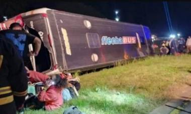 Viaje de egresados accidentado: volcó un micro con adolescentes y hay 9 heridos graves