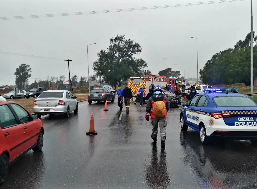 Un fuerte choque en la ruta E-53 terminó con un automóvil dado vuelta