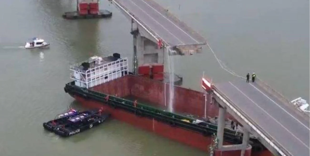 Ocurrió en China: Colapso fatal: cinco fallecidos al chocar un buque de carga y derrumbarse un puente