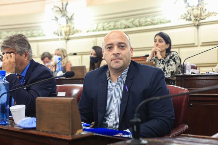 Presentan Ley para acortar la brecha digital en adultos mayores