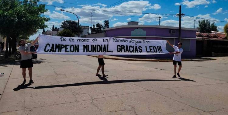 Los festejos en el pueblo natal de Scaloni, vecinos de Pujato salieron a las calles.