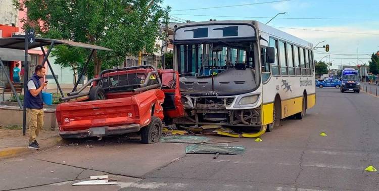 Fuerte choque en la Av. Aristóbulo del Valle entre una pick up y un colectivo 