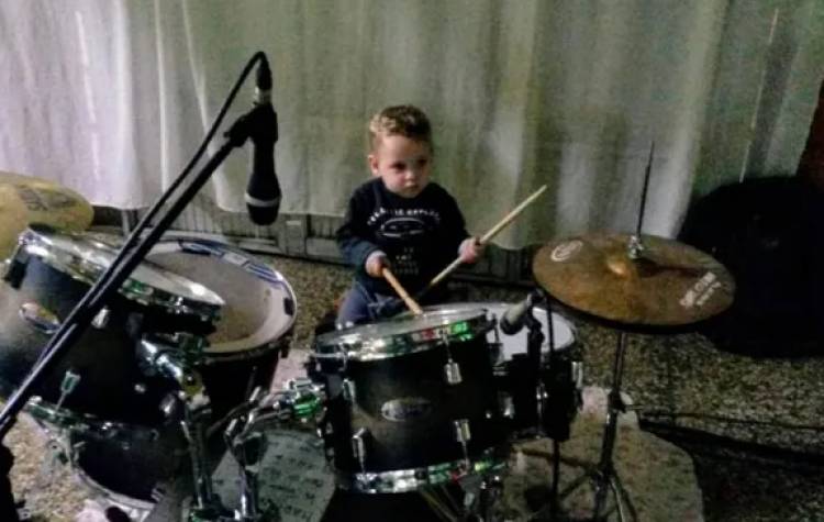 Baterista prodigio sorprende: Niño de cuatro años toca como un profesional