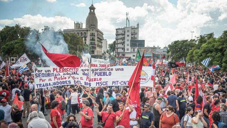 Importante movilización en Uruguay en contra de la reforma jubilatoria