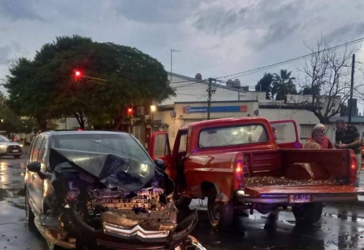 Violento choque en avenida Facundo Zuviría y Agustín Delgado