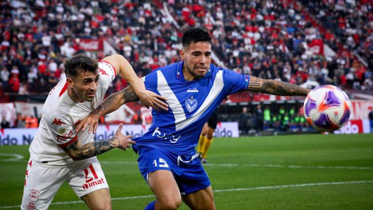 La barrabrava de Velez amenazó y agredió a los jugadores tras la derrota frente a Huracan.
