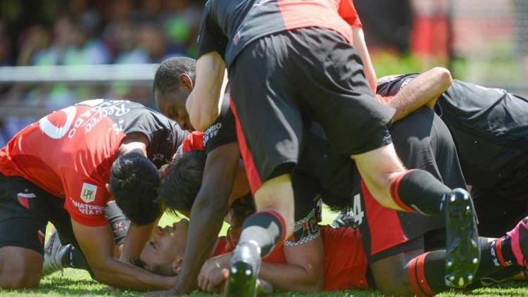 Colón consiguió un poco de nafta tras la victoria frente a Atlético Tucumán