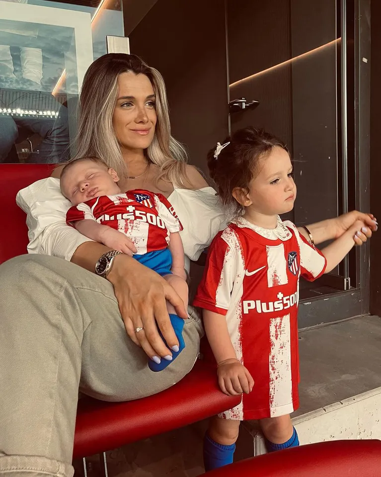 La ex pareja de De Paul criticó indirectamente al futbolista por no ver a sus hijos