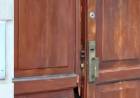 Los bocinazos de un colectivero y un taxista evitaron un robo en barrio Sur: los delincuentes serruchaban un portón de madera