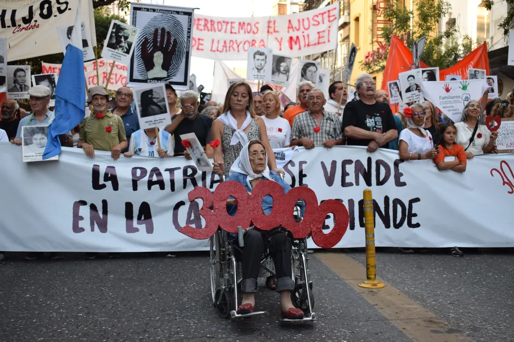 En el Día de la Memoria, 150.000 personas marcharon en Córdoba al grito de “son 30 mil, ya dijimos nunca más”