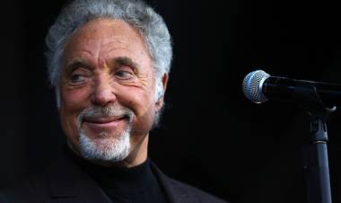 Tom Jones anuncia visita a la Argentina para abril de 2024
