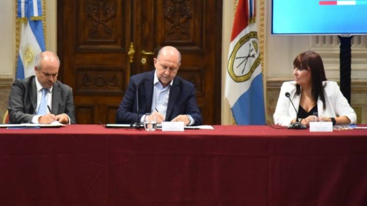 Antes del acto con Aníbal, Perotti firmó convenio por la UIF en Rosario y habló del “cambio” de Nación