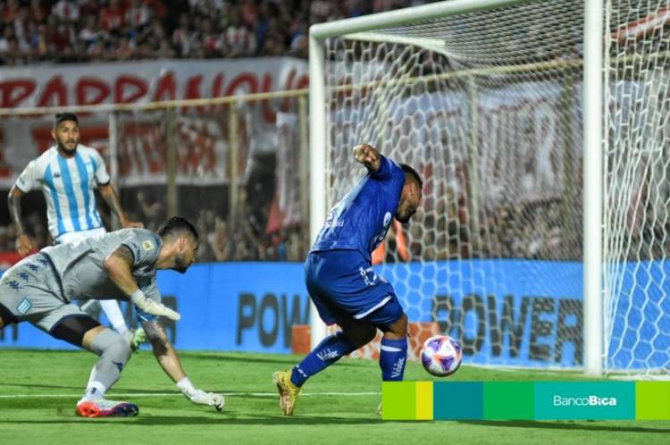 Ni el VAR le da una mano a Unión: perdió con Racing en Santa Fe
