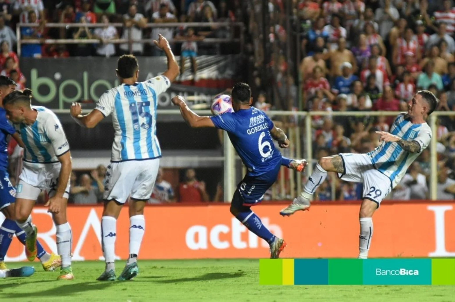Ni el VAR le da una mano a Unión: perdió con Racing en Santa Fe