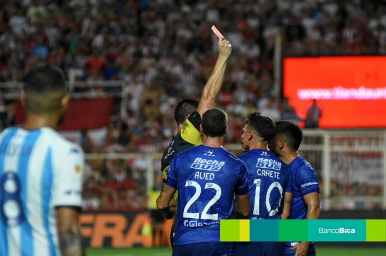 Ni el VAR le da una mano a Unión: perdió con Racing en Santa Fe