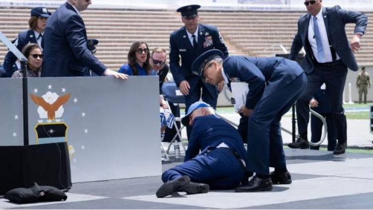 El presidente de Estados Unidos se cayó durante un acto y el video se volvió viral