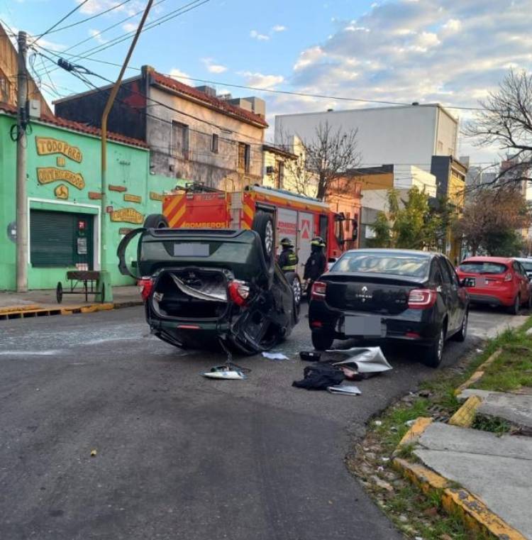 Fuerte choque y vuelco en el microcentro de Santa Fe