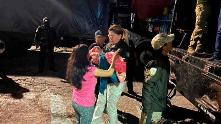 Más de 230 migrantes fueron encontrados hacinados en el acoplado de un camión