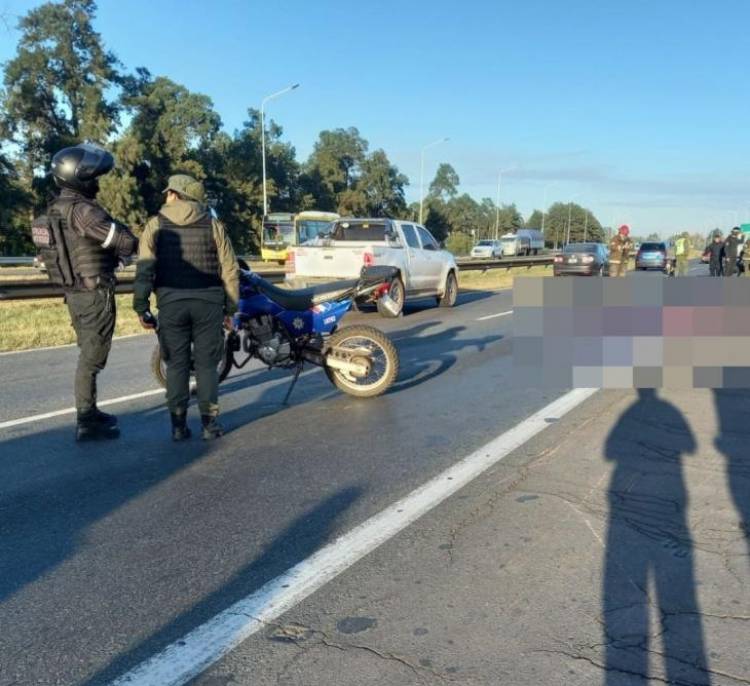 Choque fatal en la Autopista: un camión embistió a un motociclista a la altura del complejo de Colón