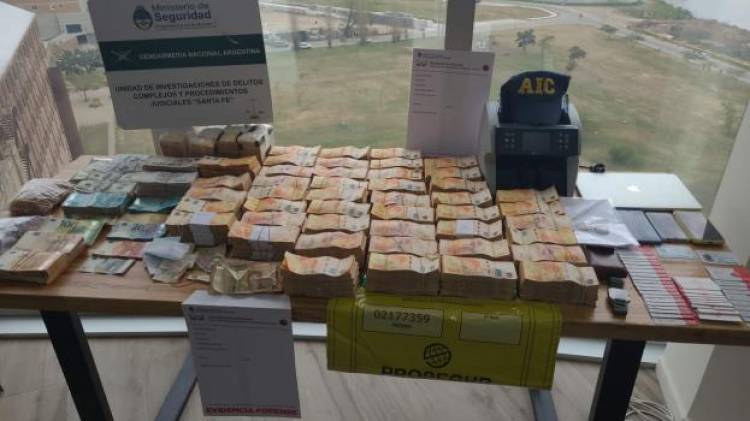 Secuestraron una suma millonaria tras un allanamiento en un departamento de Puerto Amarras