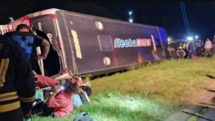 Viaje de egresados accidentado: volcó un micro con adolescentes y hay 9 heridos graves