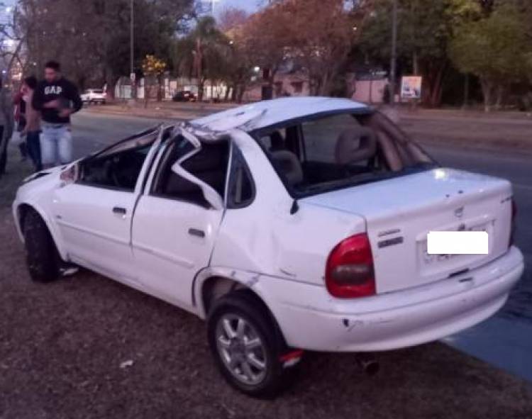 Un hombre murió y otro fue hospitalizado, en un vuelco fatal en Avenida Alem.