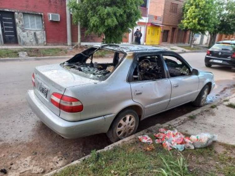 Quemaron dos autos y rompieron la vidriera en un comercio de Santa Fe