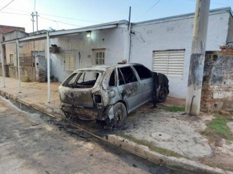 Quemaron dos autos y rompieron la vidriera en un comercio de Santa Fe