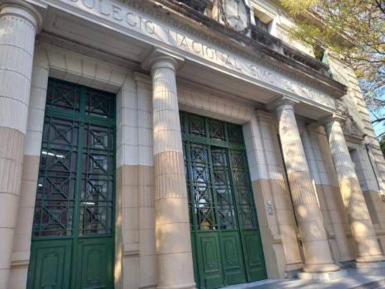 “Sentada” en el Colegio Nacional por el pésimo estado de los baños