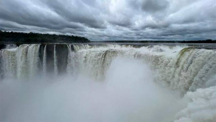 Cerraron el acceso a las Cataratas debido a la crecida del río Iguazú
