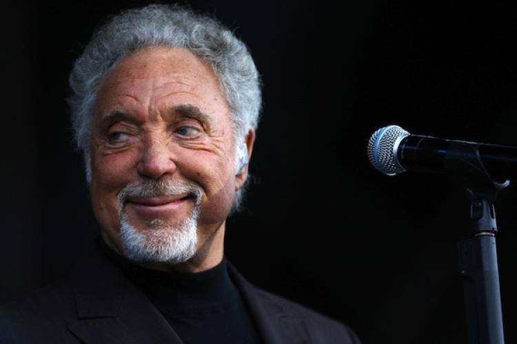 Tom Jones anuncia visita a la Argentina para abril de 2024