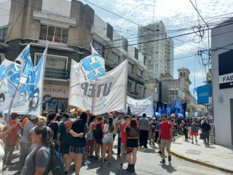 Sindicatos se movilizan en el centro santafesino en rechazo al DNU del gobierno nacional