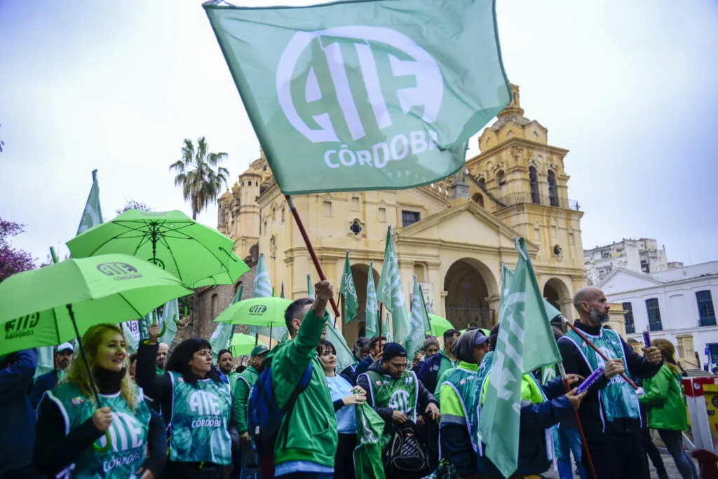 Denuncian despidos de trabajadores en la administración pública provincial
