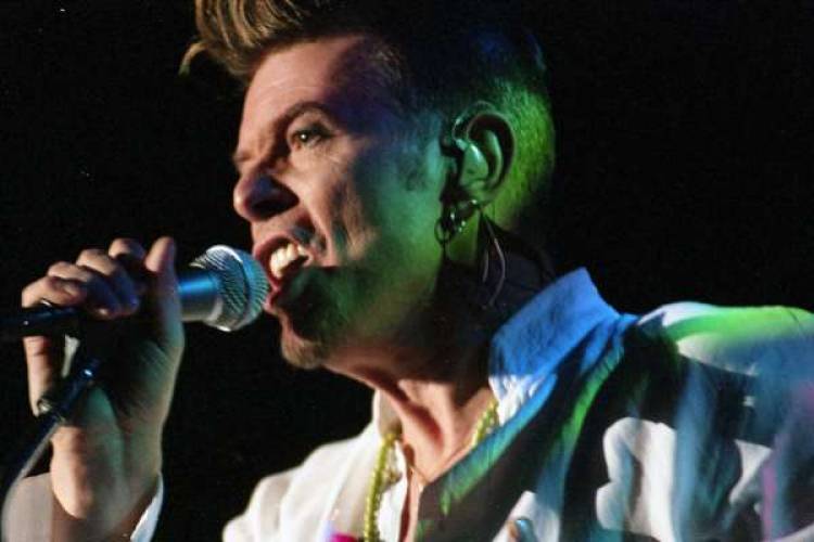 París dedica una calle a la estrella de rock David Bowie
