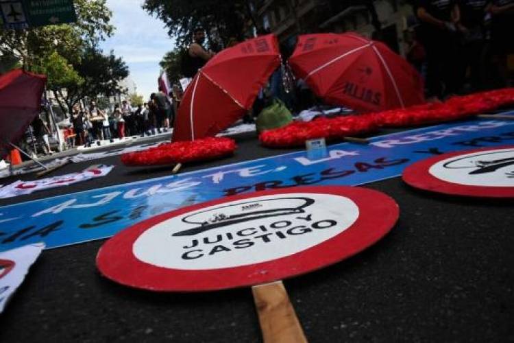 Abuso y amenaza de muerte a una militante de HIJOS: en la pared escribieron "VLLC"